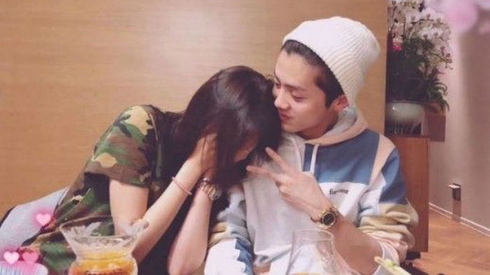 [SBS Star] A Chinese Fan Spotted LUHAN Video-calling His Girlfriend Guan Xiaotong