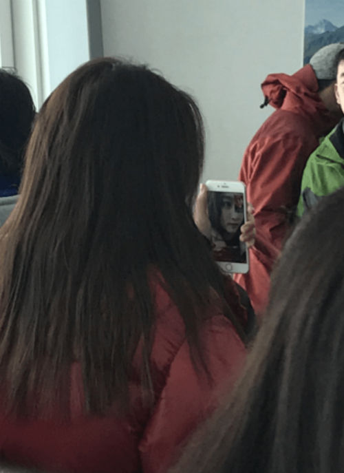 [SBS Star] A Chinese Fan Spotted Guan Xiaotong & LUHAN Doing a Video-call