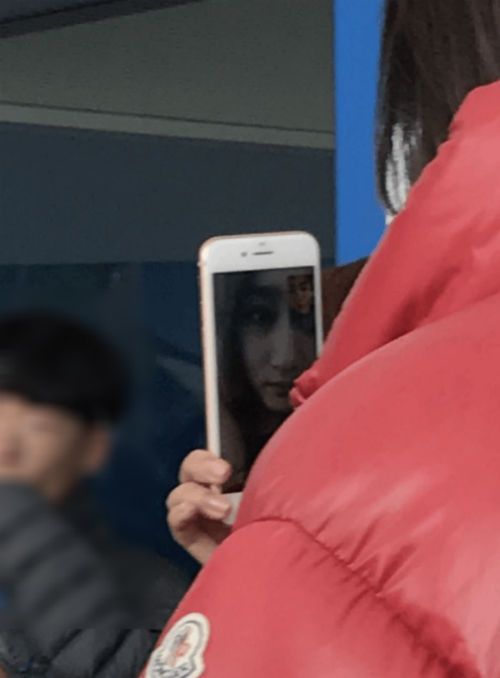 [SBS Star] A Chinese Fan Spotted Guan Xiaotong & LUHAN Doing a Video-call