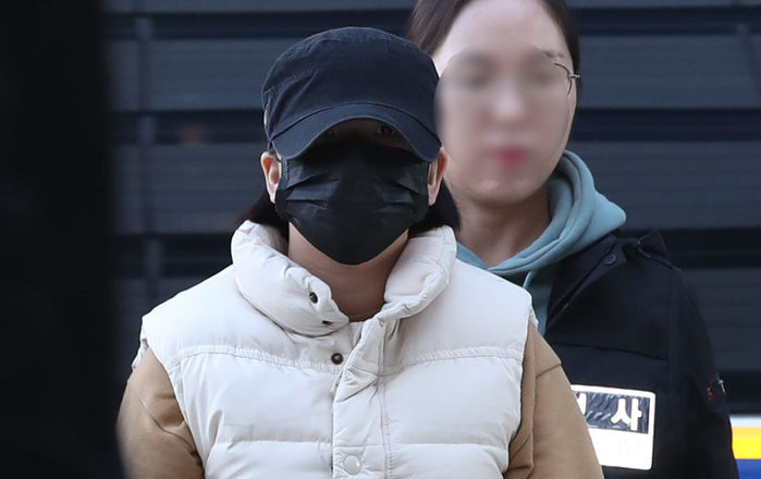 메인이미지 1 : 구속영장이 한 차례 기각된 '어금니 아빠' 이영학의 중학생 딸이 30일 오전 서울 도봉구 서울북부지법에서 열린 두번째 영장실질심사(구속 전 피의자 심문)에 출석하며 법정으로 향하고 있다.