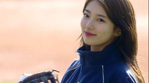 [SBS Star] VIDEO: Suzy Throws First Pitch at Korean Series!