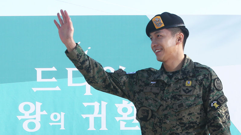 [SBS Star] Lee Seung Gi Discharged from Military, 'Thank You