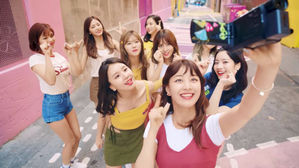 [SBS Star] VIDEO: TWICE Hits #1 on Music Charts with 'Likey'