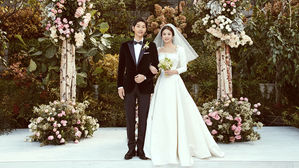 [SBS Star] Song Joong-ki♥Song Hye-kyo's Official Wedding Photo Released