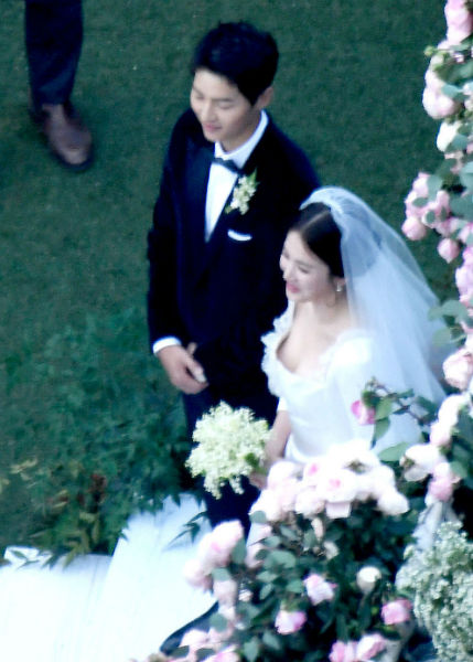 [SBS Star] Chinese Media Secretly Fly Drones at Song-Song Couple's Wedding Illegally