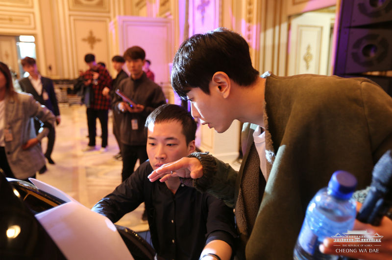 ？[SBS Star] Park Hyo Shin Welcomes POTUS with 'Wild Flower'