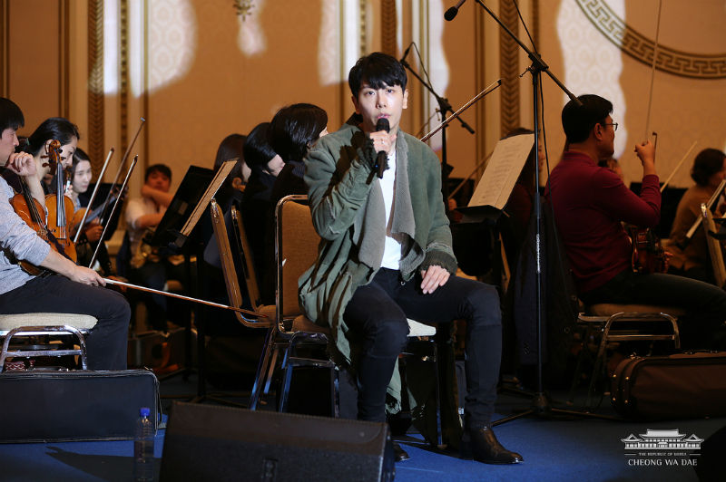 ？[SBS Star] Park Hyo Shin Welcomes POTUS with 'Wild Flower'