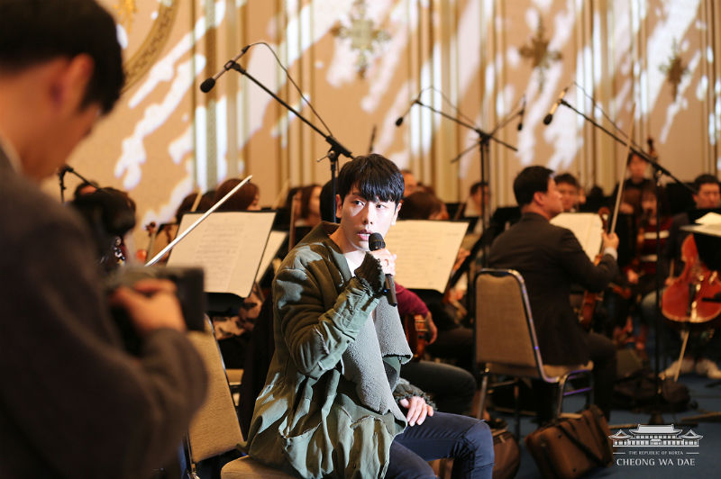 ？[SBS Star] Park Hyo Shin Welcomes POTUS with 'Wild Flower'