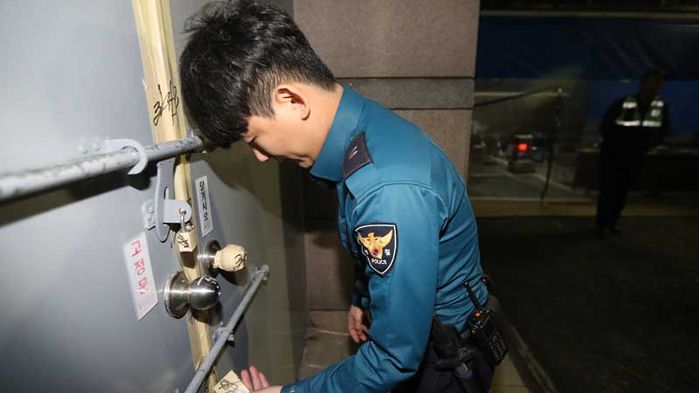 메인이미지  2 : 포항 지진으로 대학수학능력시험이 1주일 연기된 15일 오후 광주지역 수능 문답지가 보관돼 봉인된 문을 경찰이 확인하고 있다. 계획대로라면 수능 문답지는 오는 16일 새벽 각 고사장으로 배포될 예정이었으나, 수능이 연기되면서 1주일 동안 경찰의 밤샘 경비아래 보관된다.