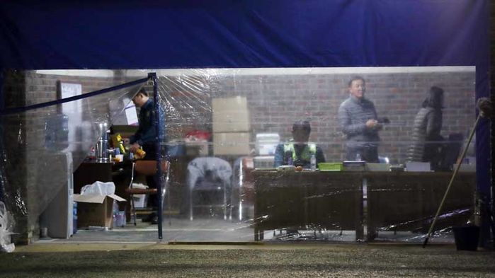 메인이미지  4 : 포항 지진으로 대학수학능력시험이 1주일 연기된 15일 오후 광주지역 수능 문답지가 보관돼 봉인된 문 앞을 경찰과 교육청 관계자들이 지키고 있다. 계획대로라면 수능 문답지는 오는 16일 새벽 각 고사장으로 배포될 예정이었으나, 수능이 연기되면서 1주일 동안 경찰의 밤샘 경비아래 보관된다.