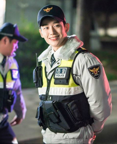[SBS Star] Jung Hae In's Polite Personality Under Spotlight