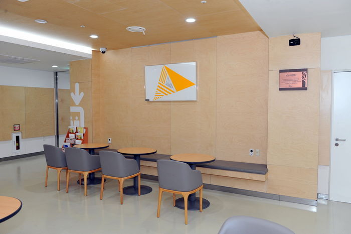 [SBS Star] Koo Hye Sun Donates Artworks for Child Patients