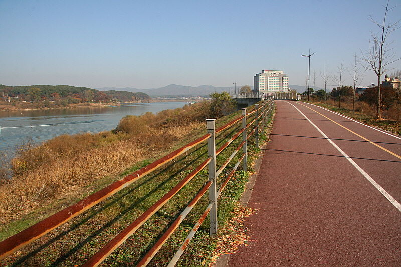[라이프] 낙엽 속에서 길을 헤매다…여주 여강길 1코스 ①