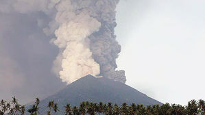 인도네시아 발리 섬 화산분화&hellip;공항 잠정 폐쇄