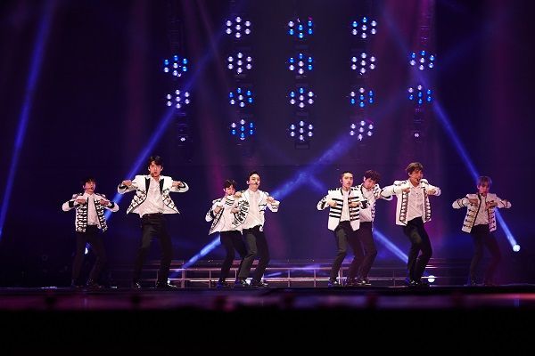 [SBS Star] EXO Mesmerizes 66,000 Fans During Solo Concert