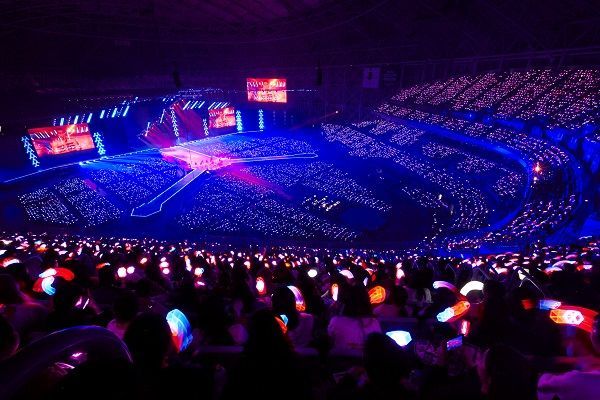 [SBS Star] EXO Mesmerizes 66,000 Fans During Solo Concert