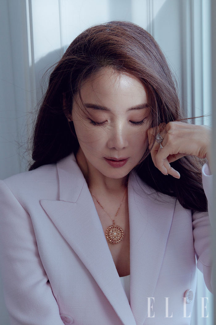 [SBS Star] Choi Ji Woo's Dazzling Smile Halts Icy Weather