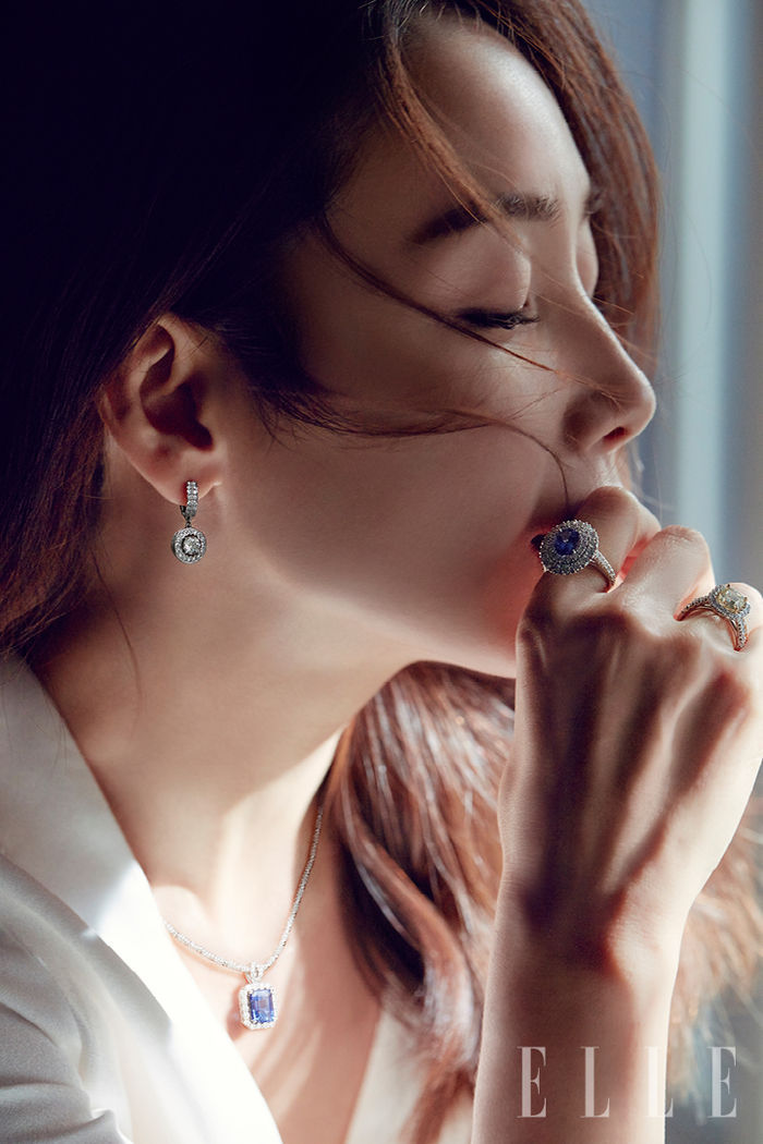 [SBS Star] Choi Ji Woo's Dazzling Smile Halts Icy Weather