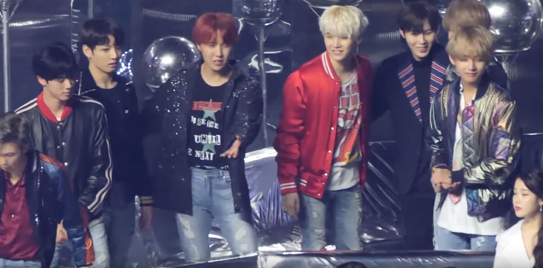 [SBS Star] BTS Fans Catch JUNGKOOK Freezing In Front of IU