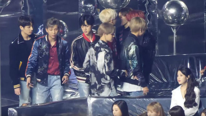 [SBS Star] BTS Fans Catch JUNGKOOK Freezing In Front of IU