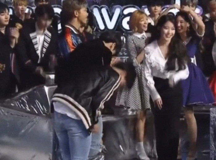 [SBS Star] VIDEO: BTS JUNGKOOK Freezes In Front of IU