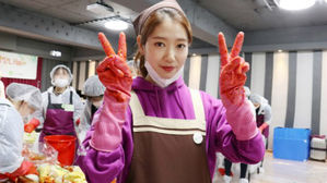 [SBS Star] Park Shin Hye & Fans Make Kimchi for Earthquake Victims