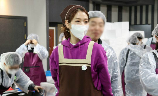 [SBS Star] Park Shin Hye x Fans Make Kimchi for Earthquake Victims