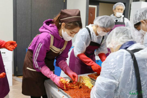 [SBS Star] Park Shin Hye x Fans Make Kimchi for Earthquake Victims