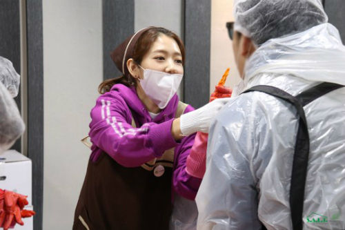 [SBS Star] Park Shin Hye x Fans Make Kimchi for Earthquake Victims