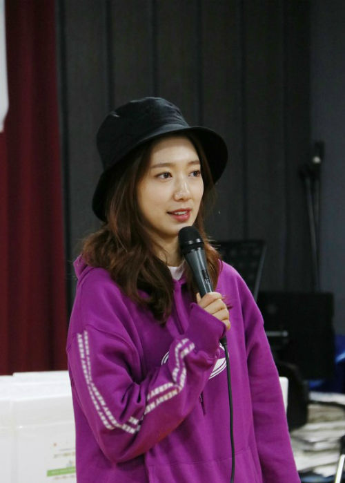 [SBS Star] Park Shin Hye x Fans Make Kimchi for Earthquake Victims