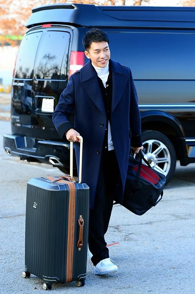 [SBS Star] Lee Seung Gi's Recent Photos Released by SBS 'Jipsabu'