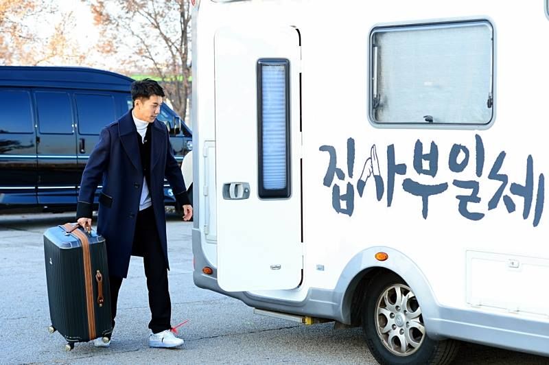 [SBS Star] Lee Seung Gi's Recent Photos Released by SBS 'Jipsabu'