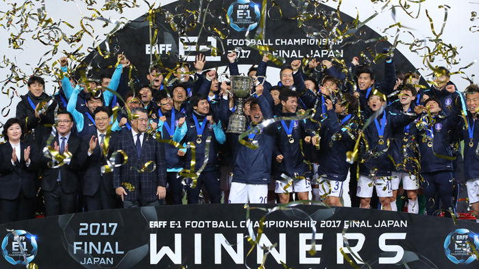 메인이미지  7 : 16일 오후 일본 도쿄 아지노모토 스타디움에서 열린 '2017 동아시아축구연맹(EAFF) E-1 챔피언십' 시상식에서 우승한 한국 선수들이 시상대에 올라 우승컵을 들고 환호하고 있다.