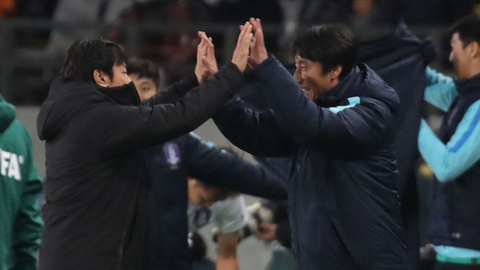 메인이미지  1 : 16일 오후 일본 도쿄 아지노모토 스타디움에서 열린 '2017 동아시아축구연맹(EAFF) E-1 챔피언십' 남자부 최종 3차전 한국 대 일본 경기에서 승리한 신태용 감독과 코치진이 환호하고 있다.