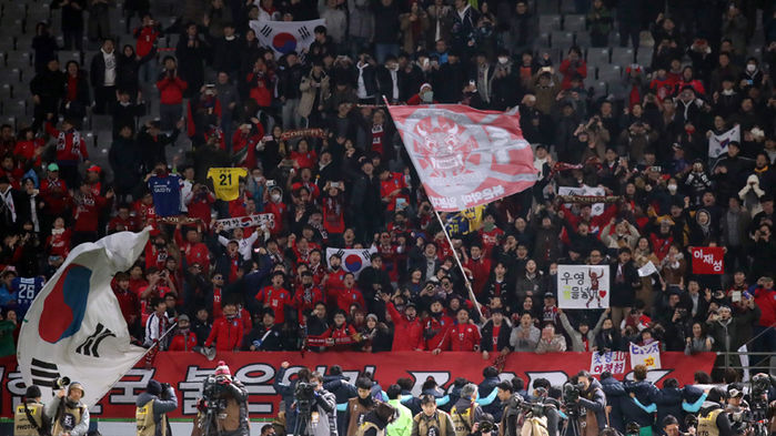 메인이미지  2 : 16일 오후 일본 도쿄 아지노모토 스타디움에서 열린 '2017 동아시아축구연맹(EAFF) E-1 챔피언십' 남자부 최종 3차전 한국 대 일본 경기에서 승리한 한국선수들이 한국 응원단인 붉은악마 앞에서 승리를 기뻐하고 있다.