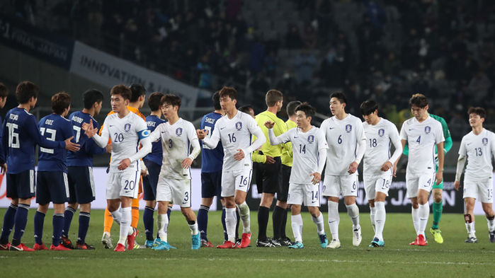 메인이미지  3 : 16일 오후 일본 도쿄 아지노모토 스타디움에서 열린 '2017 동아시아축구연맹(EAFF) E-1 챔피언십' 남자부 최종 3차전 한국 대 일본 경기에서 승리한 한국선수들이 일본선수들과 인사하고 있다.