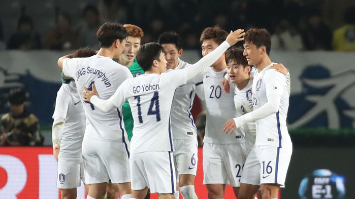 메인이미지  4 : 16일 오후 일본 도쿄 아지노모토 스타디움에서 열린 '2017 동아시아축구연맹(EAFF) E-1 챔피언십' 남자부 최종 3차전 한국 대 일본 경기에서 승리한 한국선수들이 기뻐하고 있다.