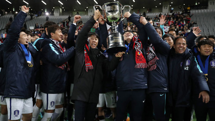 메인이미지  6 : 16일 오후 일본 도쿄 아지노모토 스타디움에서 열린 '2017 동아시아축구연맹(EAFF) E-1 챔피언십' 시상식에서 우승한 한국 선수들이 우승컵을 들고 환호하고 있다. 이번 대회에서 한국은 일본을 4 대 1로 이기며 2승 1무로 2017 동아시아축구연맹(EAFF) E-1 챔피언십에서 우승했다. 이번 한일전 승리는 2764일째 이어온 무승의 고리를 끊었다.