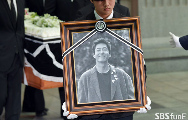 [SBS Star] Kim Joo Hyuk's 49th Day Commemorative Mass Held