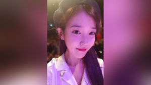 [SBS Star] IU Takes a Selfie with Her Fan's Cellphone!