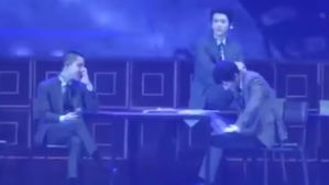 [SBS Star] EXO Members Holding Laughter after BAEKHYUN's Voice Crack