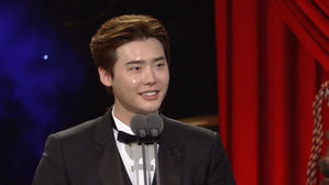 [SBS Star] VIDEO: Lee Jong-suk Wins Top Excellence Actor Award at '2017 SBS Drama Awards'