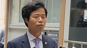 "어학연수 교사 격려한다"며 해마다 해외 출장 가는 교육감 '논란'