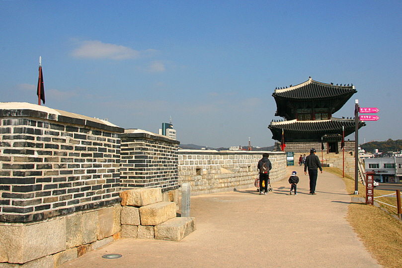 [라이프] 정조의 꿈, 조선의 꿈…수원화성 성곽길을 걷다 ②