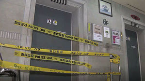 내리려는 순간 2m 아래로 '쿵'&hellip;승강기에 끼여 중상