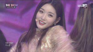 [SBS Star] VIDEO: CHUNGHA's Back with 'Roller Coaster' at 'The Show'!