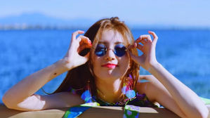 [SBS Star] Suzy's Back with the Title Track 'Holiday'!