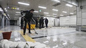 [영상] 출근길 지하철 9호선 고속터미널역 천장서 물 '콸콸'…동파 추정