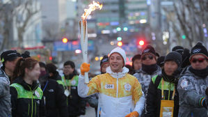 [SBS Star] Jang Keun Suk Running with the Olympic Torch for the Winter Olympics!