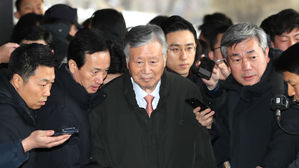 [영상] 버티던 이중근 부영 회장 검찰 출석 모습